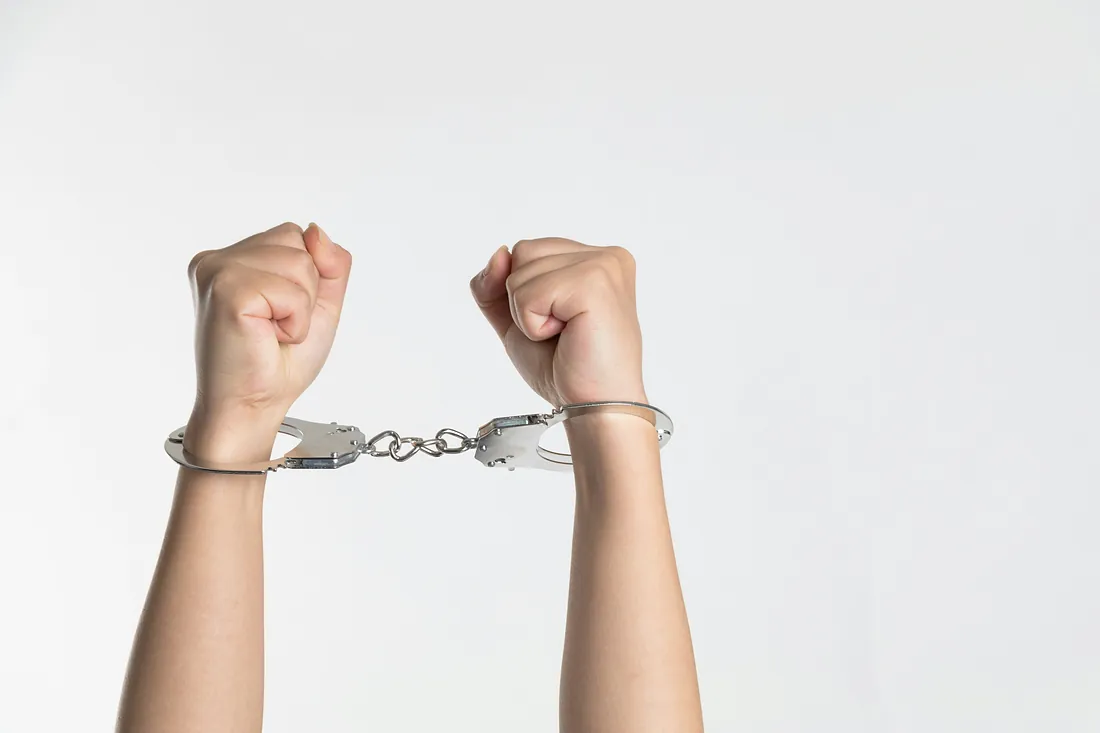 Maini in catuse - avocat drept penal Maini in catuse - avocat drept penal