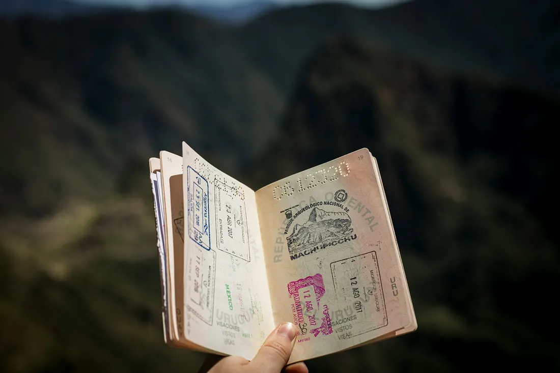 Pasaport deschis cu stampile - cetatenia romana