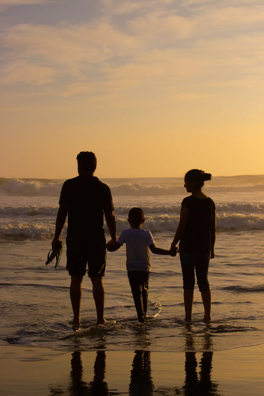Familie cu copil pe plaja - dreptul familiei Familie cu copil pe plaja - dreptul familiei