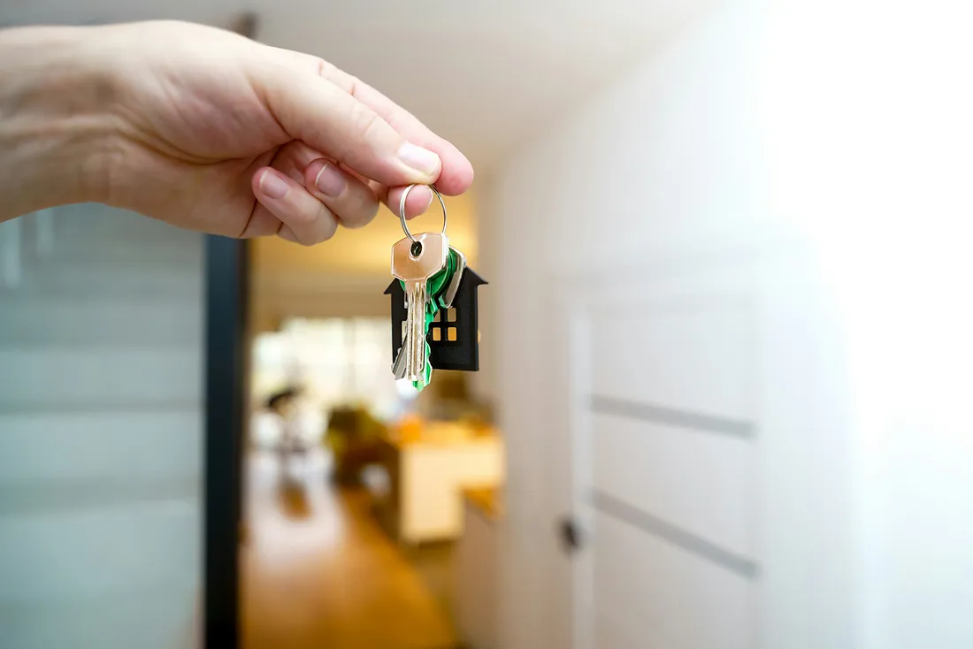 Mana care tine cheile unei locuinte - drept imobiliar Mana care tine cheile unei locuinte - drept imobiliar