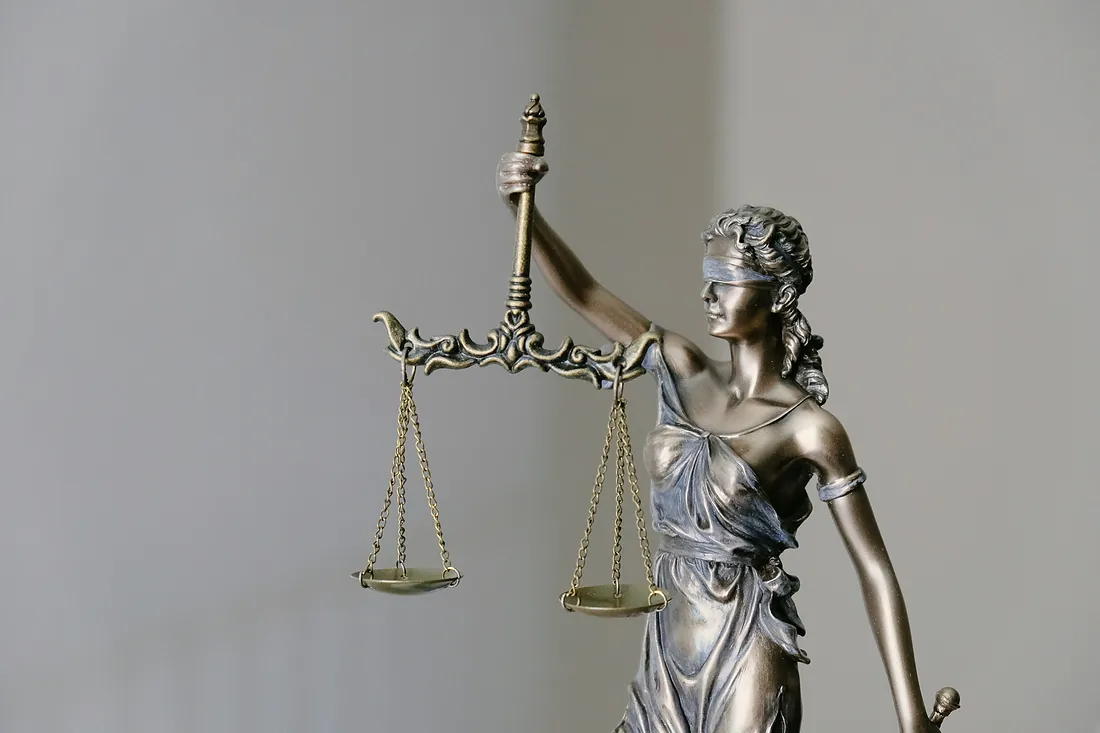 Statuia zeitei Justitia cu balanta - avocat Statuia zeitei Justitia cu balanta - avocat