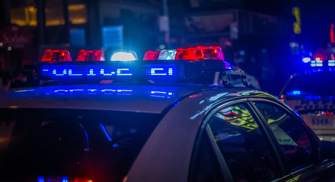 Masina de politie cu girofarul pornit - drept rutier