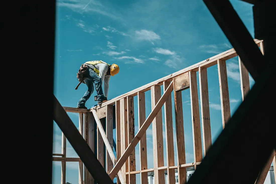 Muncitor pe un santier de constructii - relatii de munca