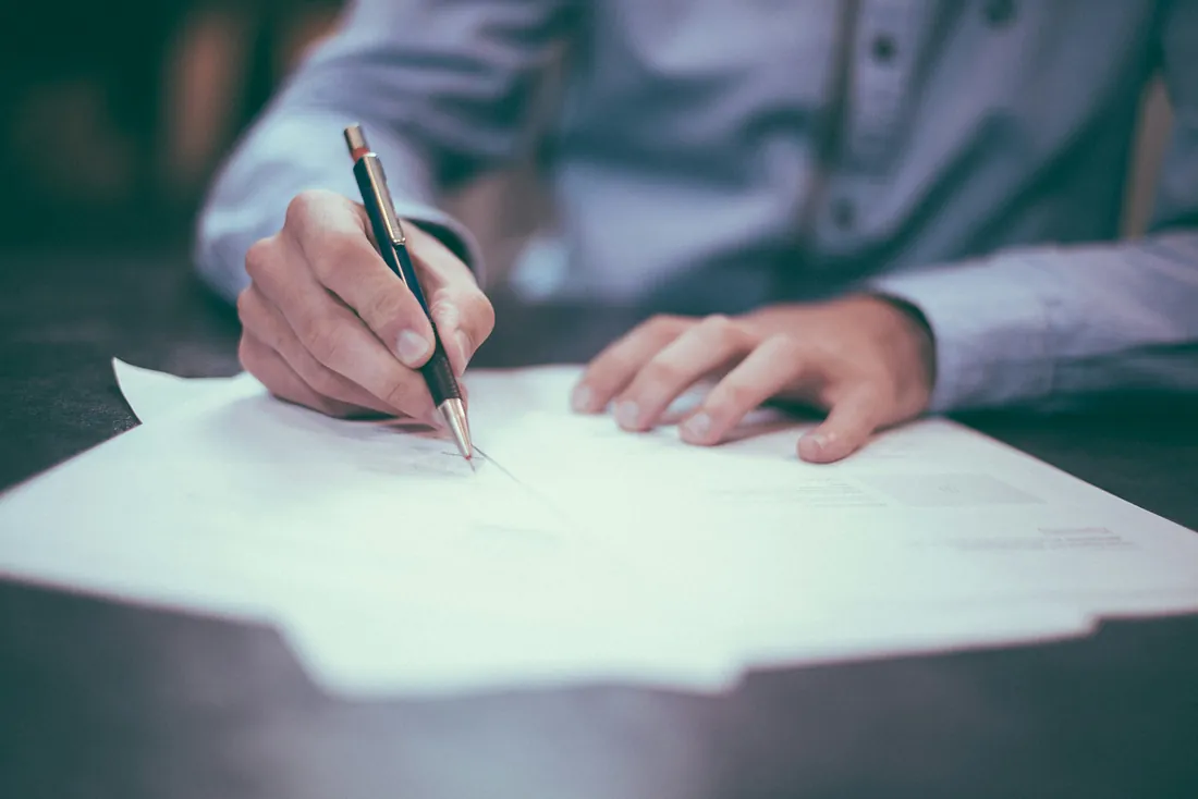 Persoana care semneaza un document - succesiuni si testament